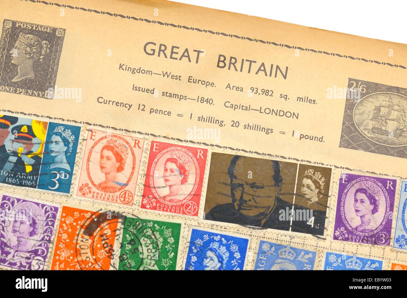 Eine alte vollständig illustrierte Briefmarken-Album mit Briefmarken von Großbritannien Stockfoto