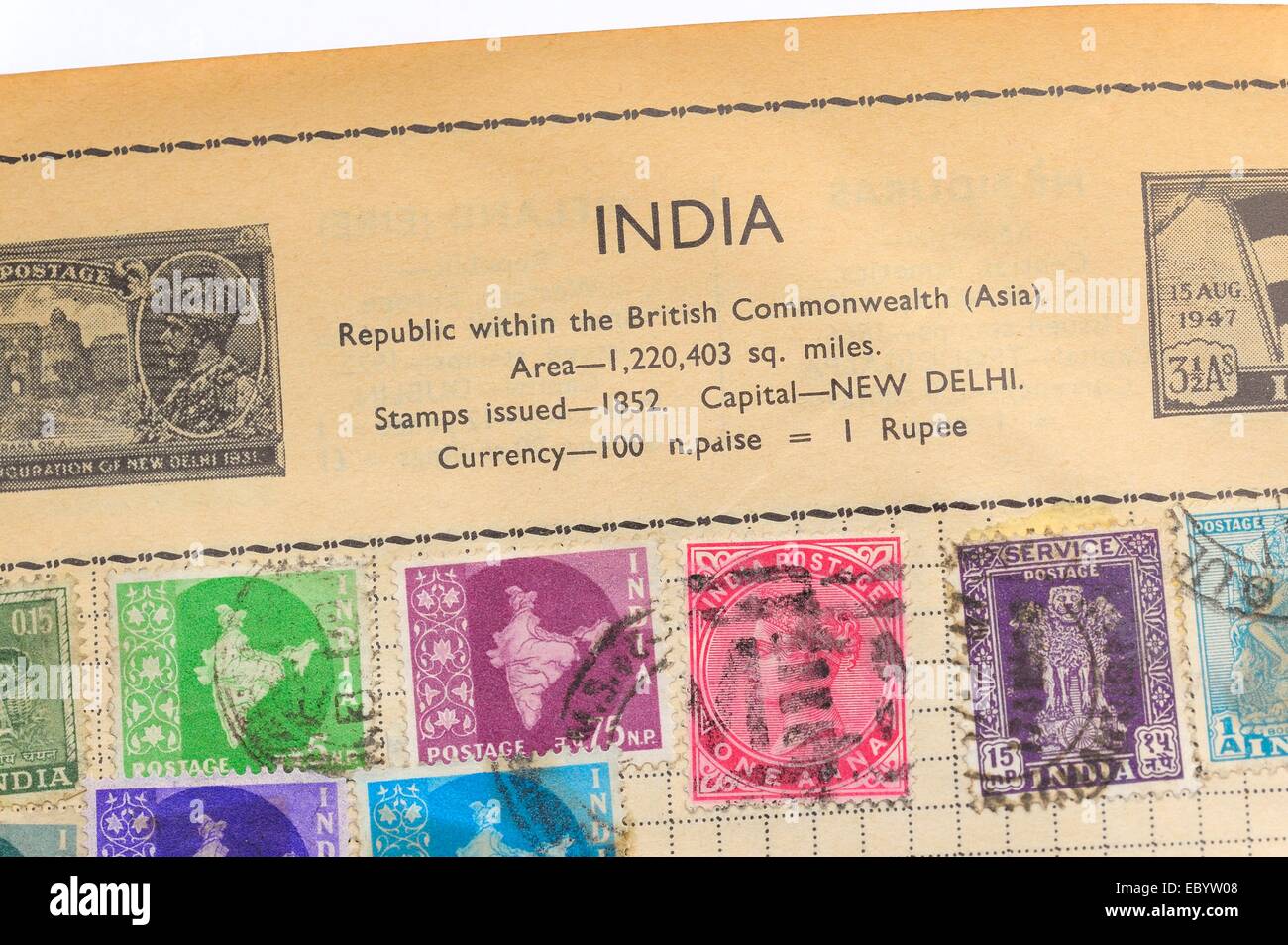 Eine alte vollständig illustrierte Briefmarken-Album mit Briefmarken aus Indien Stockfoto