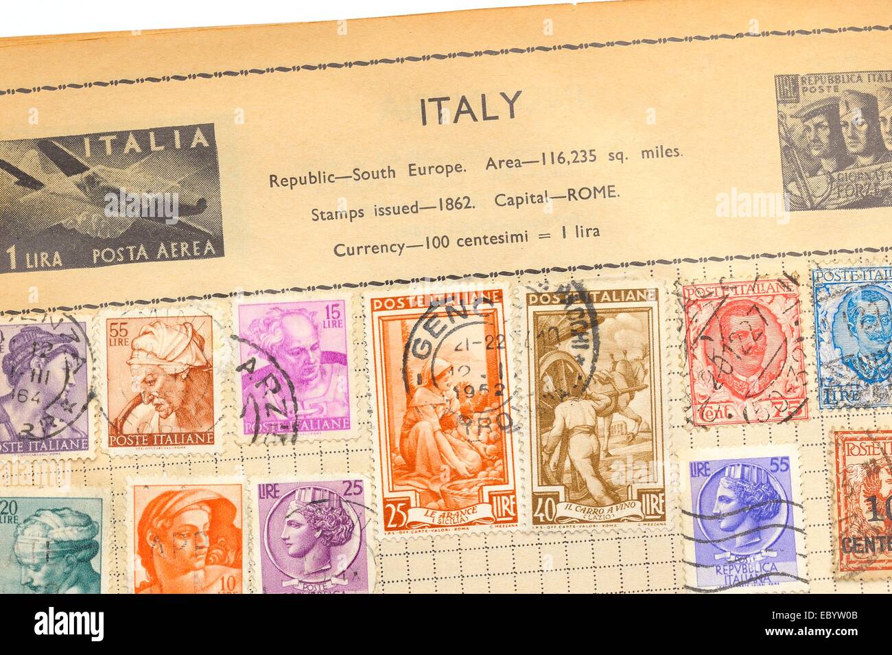Eine alte vollständig illustrierte Briefmarken-Album mit Briefmarken aus Italien Stockfoto