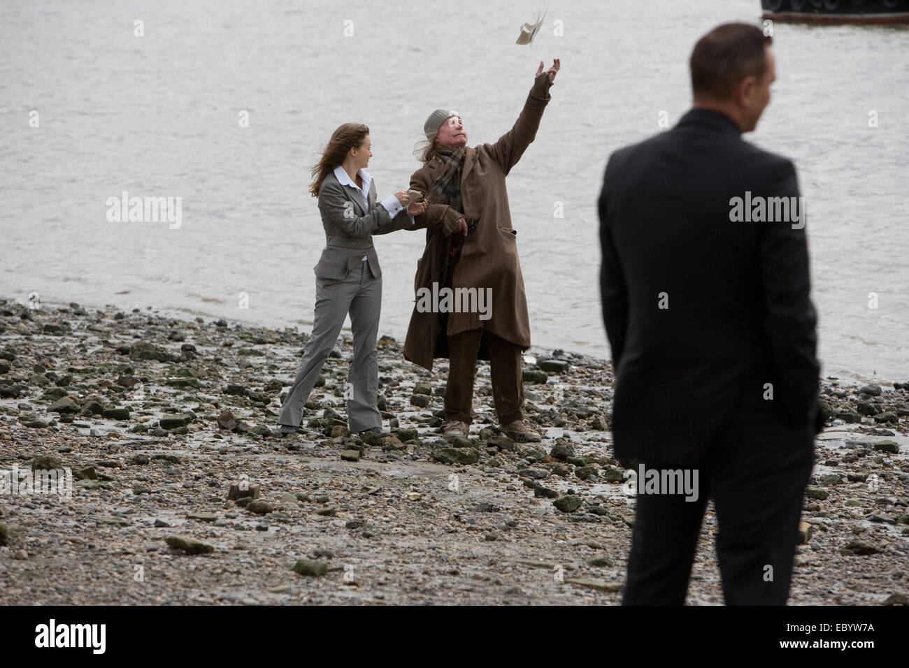 Julie Cox, die Polizei spielt PR Officer Kate Merril mit Derek Jacobi, spielt der Landstreicher und Vinnie Jones Stockfoto