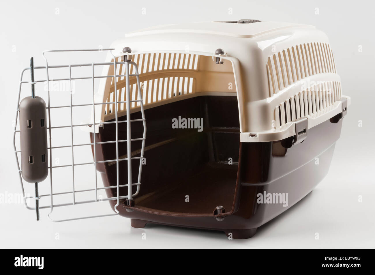Reisen mit Heimtieren Kunststoffträger auf weiß eröffnet Stockfoto