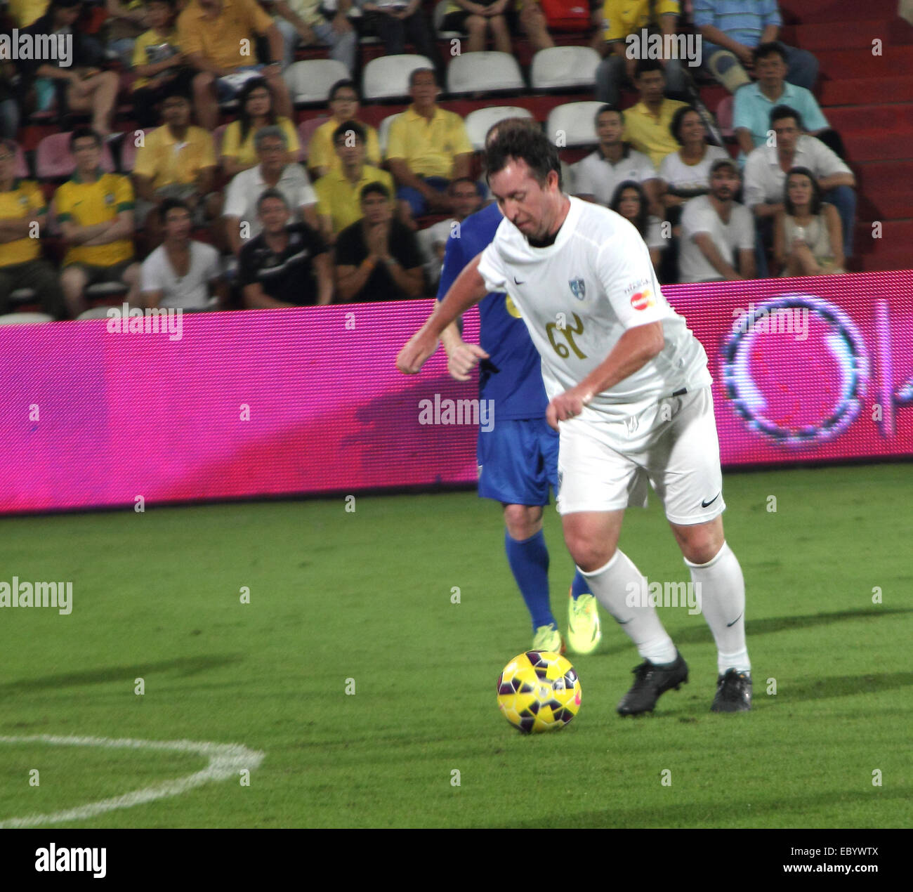 Bangkok, Thailand, 5. Dezember 2014. Robbie Fowler Controlling Ball während der globalen Legends Series match bei der SCG-Stadion. Fabio Cannavaro, die all-star-Team Luis Figo Team 8-5, schlagen in das Eröffnungsspiel von der globalen Legends Serie (GLS), SCG-Stadion in Muangthong Thani. Bildnachweis: John Vincent/Alamy Live-Nachrichten Stockfoto