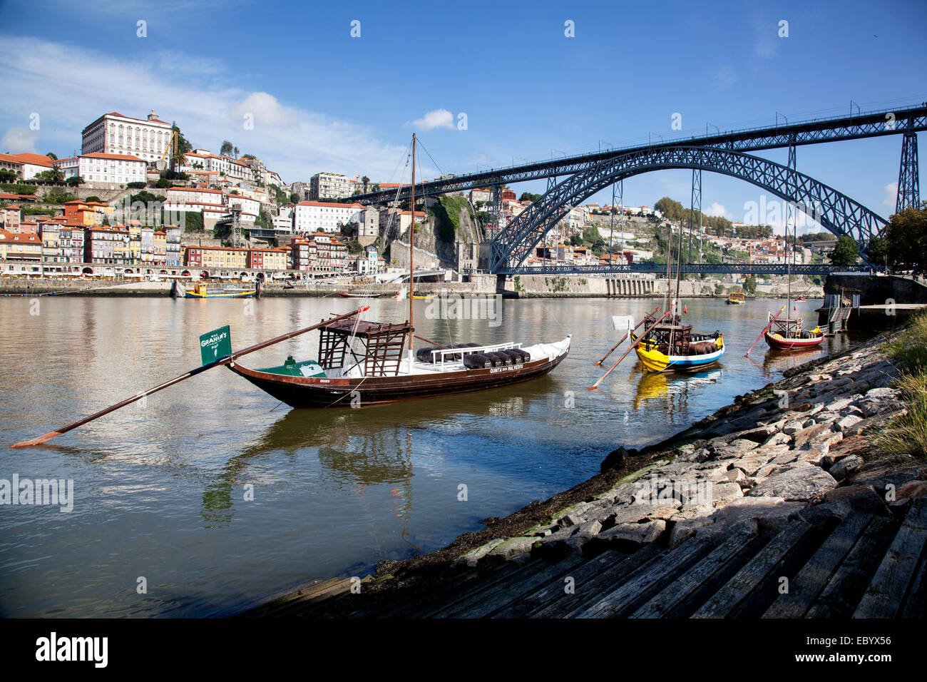 Hafen Fass Boot auf dem Rio Douro und die Altstadt von Porto, Portugal. Stockfoto