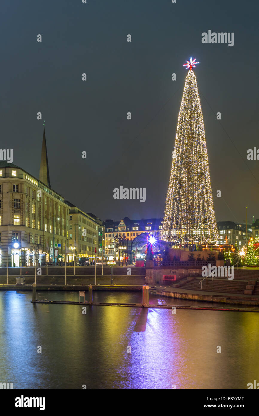 Moderne StahlWeihnachtsbaum auf dem Weihnachtsmarkt in die Innenstadt