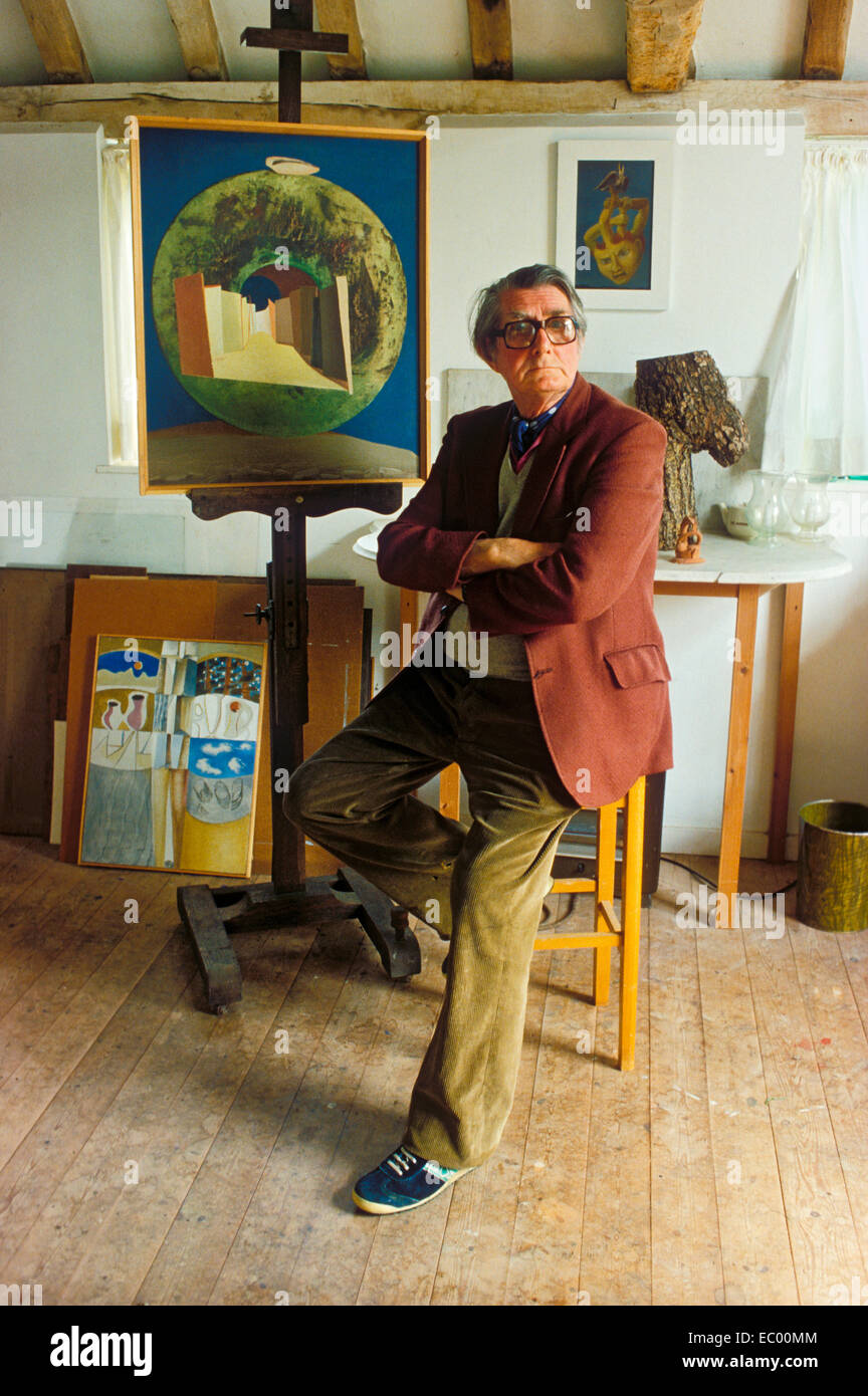 Sir Roland Penrose Surealist Künstler in seinem Atelier an Farley Farm Sussex. Co-Gründer der ICA. Stockfoto