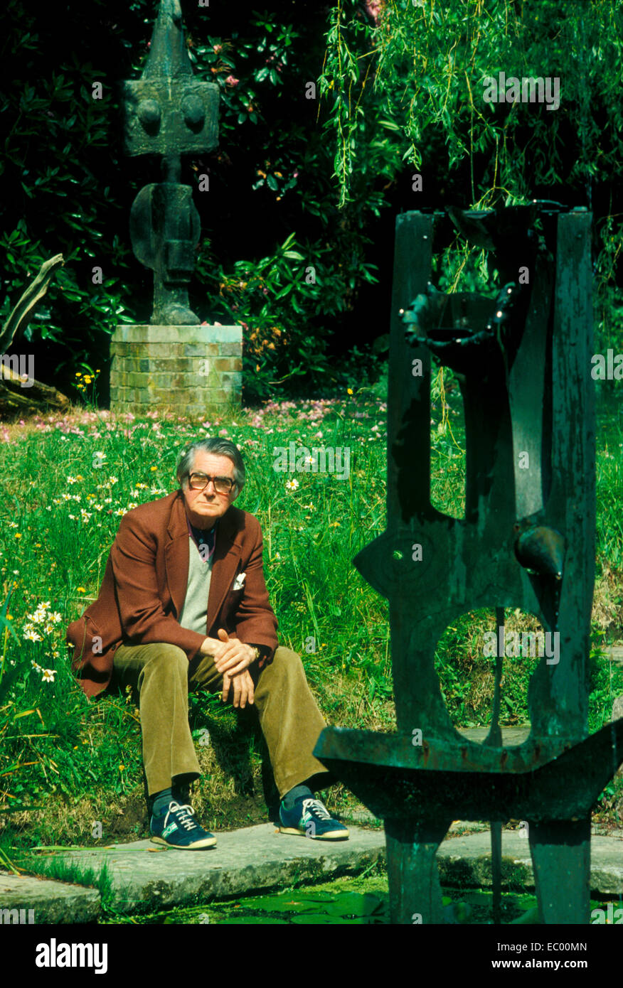 Sir Roland Penrose Surealist Künstler in seinem Garten an Farley Farm Sussex. Co-Gründer der ICA. Stockfoto