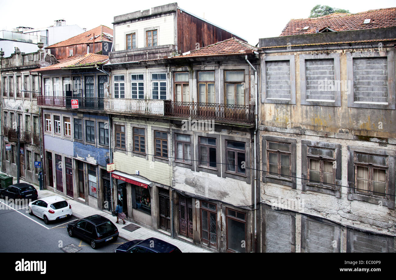 Vernachlässigte aufzugeben Gebäude in Porto, Portugal. Stockfoto