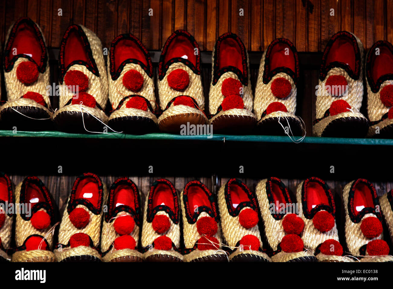 Schwarzwald-Hausschuhe aus Stroh auf den Verkauf in Freiburg-Weihnachtsmarkt in Handarbeit hergestellt. Stockfoto