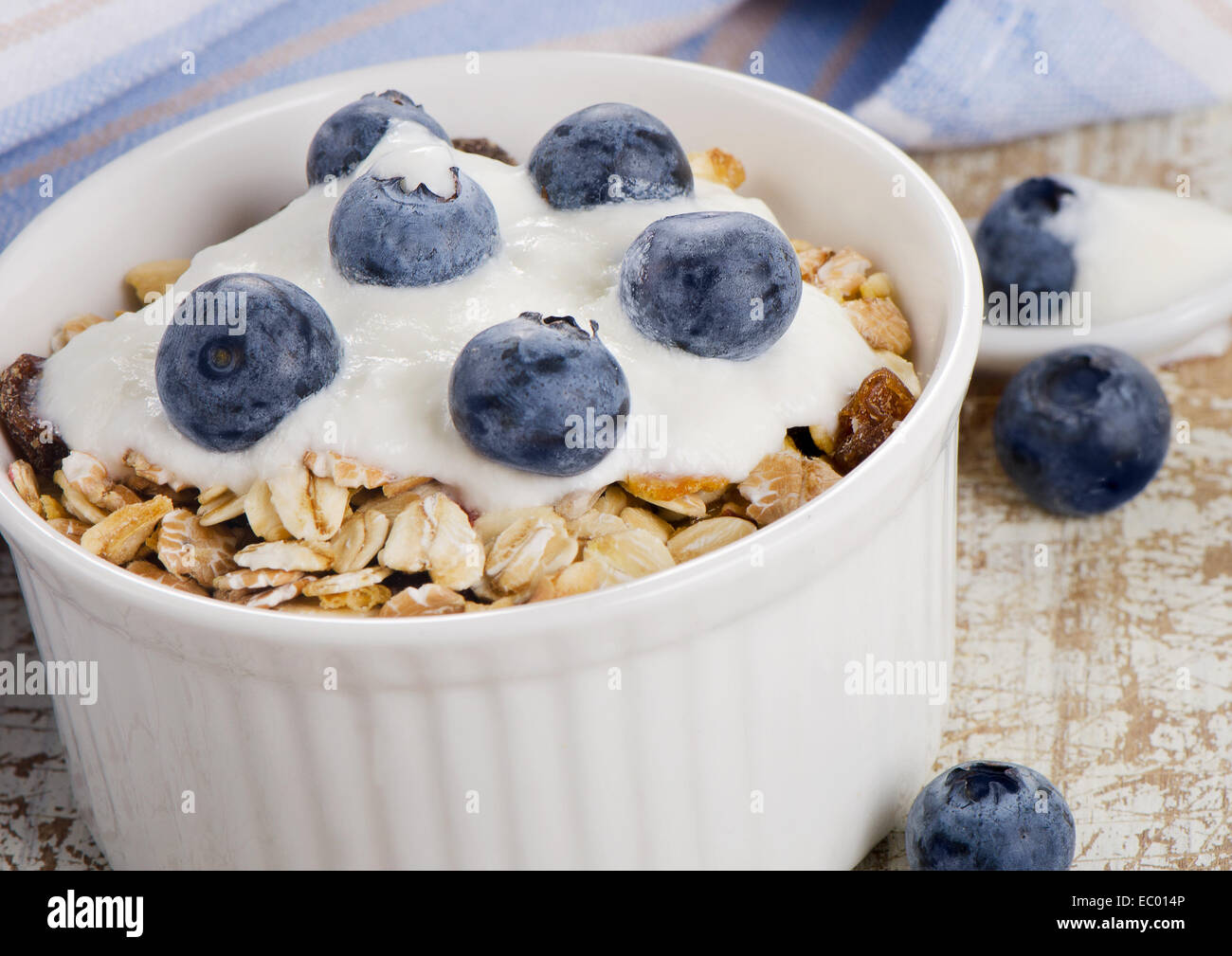 Müsli und Joghurt mit frischen Beeren. Selektiven Fokus Stockfoto