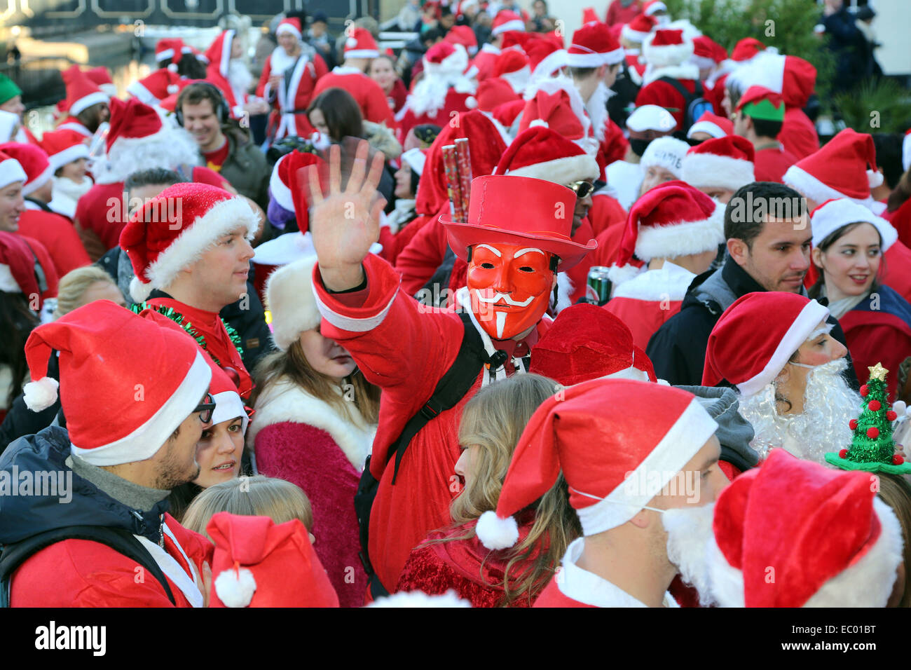 London, UK. 6. Dezember 2014. Teilnehmer verkleidet als Weihnachtsmann in 2014 London Santacon in den Straßen von Camden, London feiert seinen 20. Anniversdary diesem Jahr Credit: Paul Brown/Alamy Live News Stockfoto