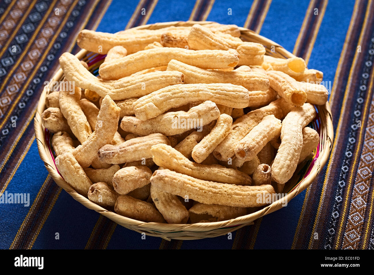 Geplatzten Nudeln gegessen als Snack in Bolivien serviert in geflochtenen Korb, gesüßt, fotografiert mit natürlichem Licht Stockfoto