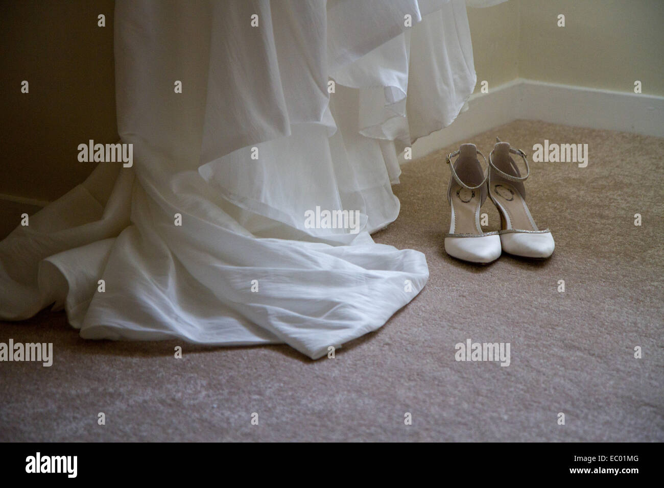 Hochzeitsschuhe und Kleidung Stockfoto