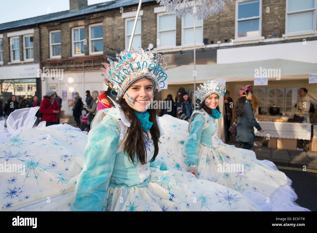 Cambridge, UK. 6. Dezember 2014. Tänzer an der Mill Road Winter Fair in Cambridge UK. Die jährliche Veranstaltung hellt den Beginn des Winters mit der Straße geschlossen für ein Karnevalsumzug, Musik, Tanz und Essen.  Mill Road ist einzigartigen Teil von Cambridge mit vor allem unabhängigen Geschäften und lebhaften lokalen Wirtschaft und vielfältige Gemeinschaft. Es verfügt über eigene Gefühl und Identität im Gegensatz zu vielen UK Einkaufsstraßen, die voll von Geschäften von nationalen Ketten sind. Bildnachweis: Julian Eales/Alamy Live-Nachrichten Stockfoto