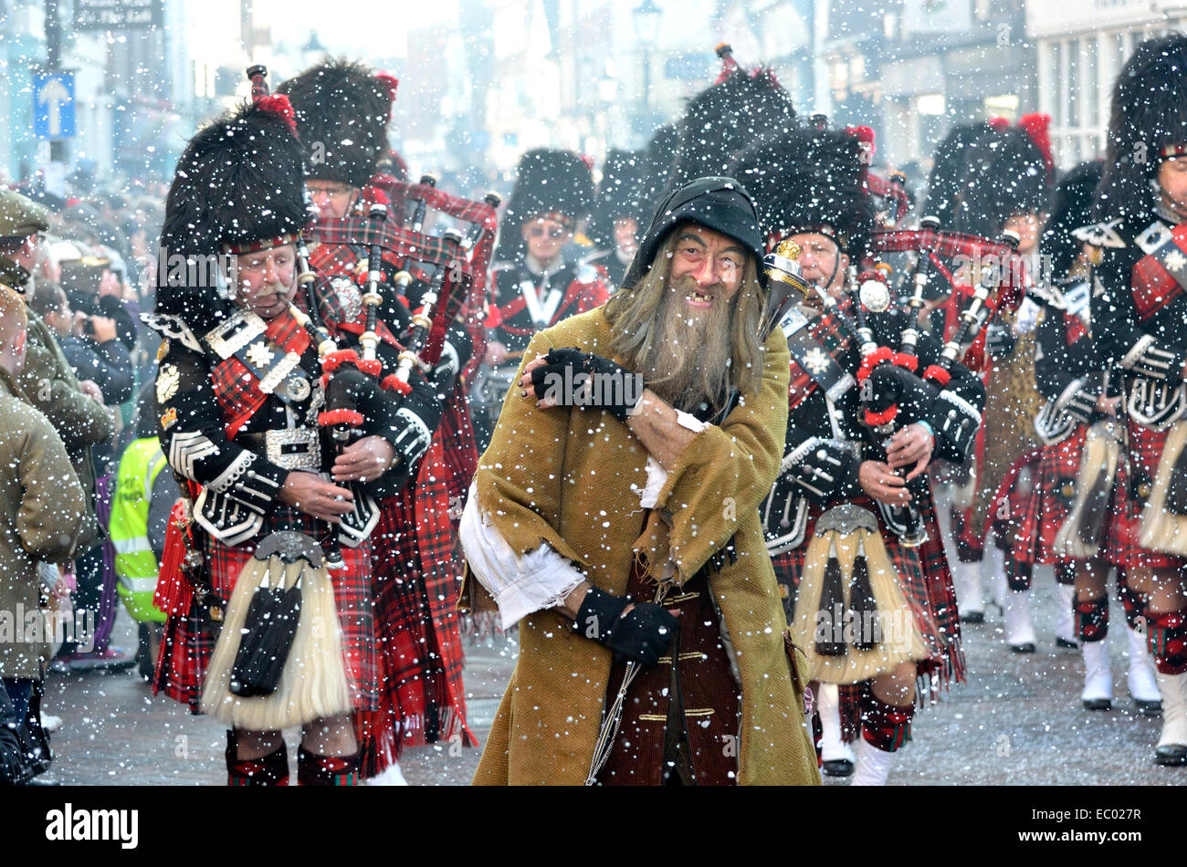 Rochester, Kent, UK. 6. Dezember 2014. Dickens Christmas Festival - Parade durch die Hauptstraße der Stadt. Fagin führt die Rohrleitungen-band Stockfoto