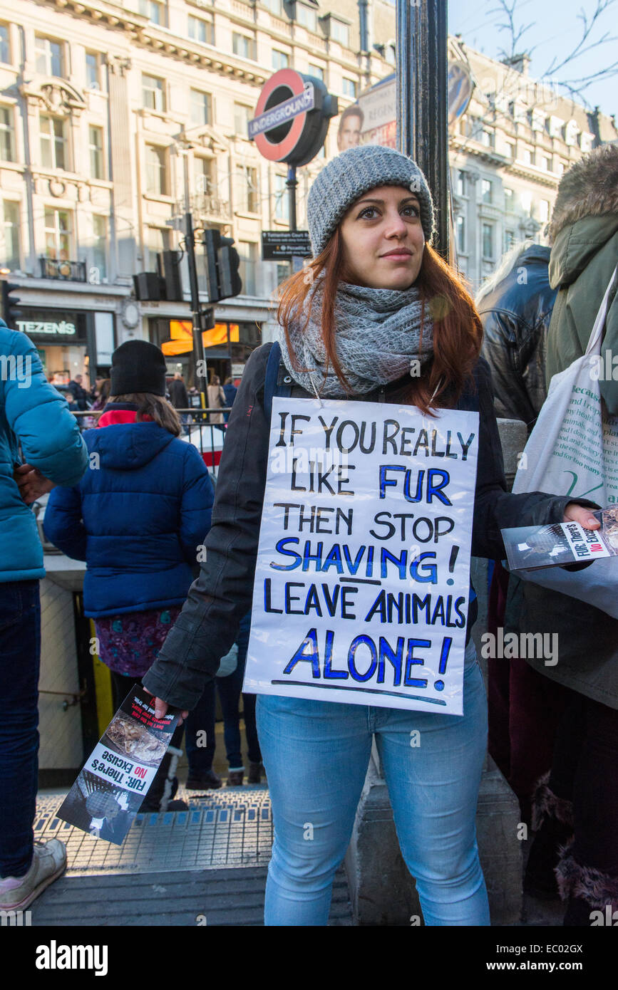 Oxford Circus, London, UK. 6. Dezember 2014. Anti-Pelz zeigen Handel Demonstranten außerhalb Benetton in Oxford Circus. Bildnachweis: Matthew Chattle/Alamy Live-Nachrichten Stockfoto