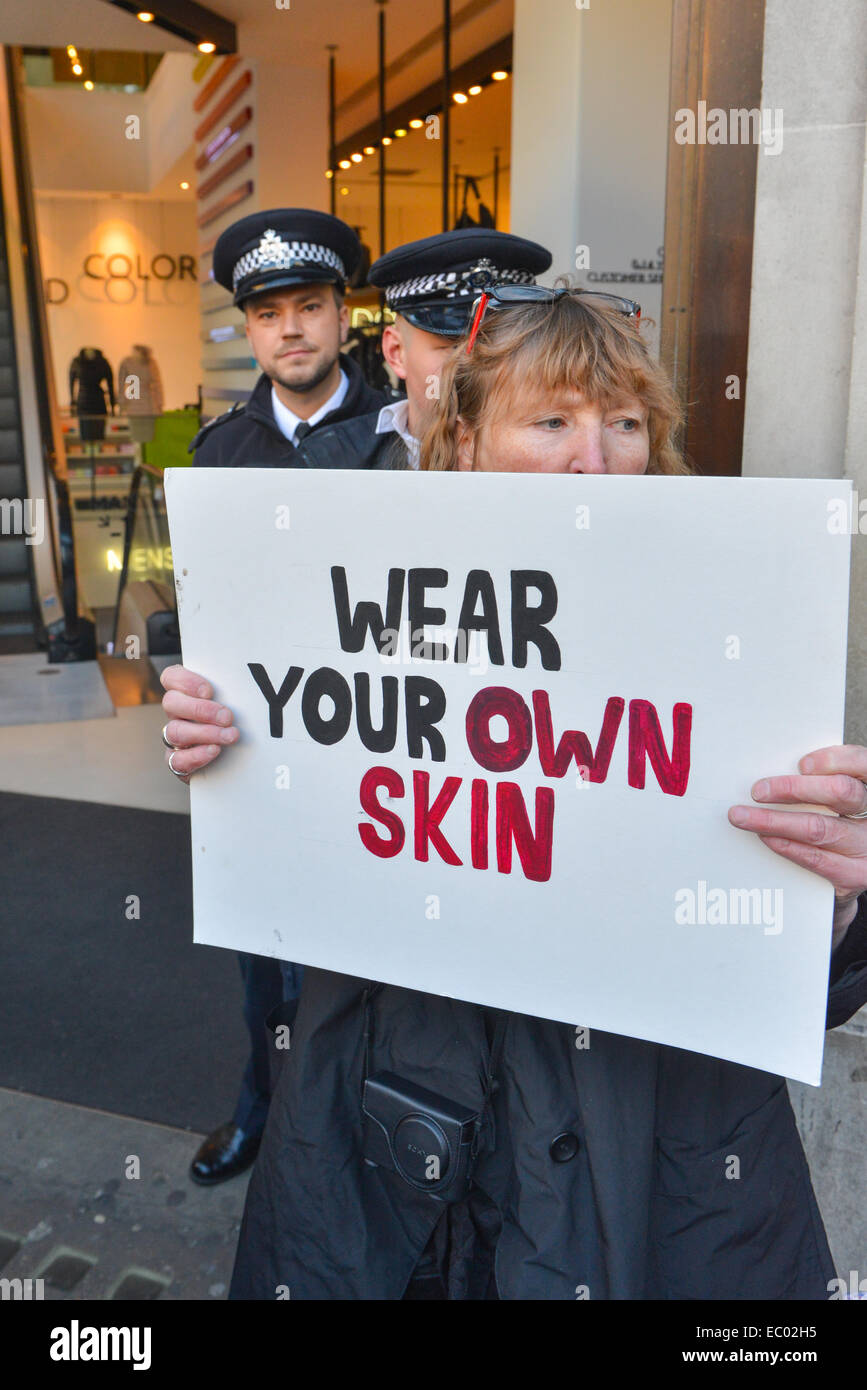 Oxford Circus, London, UK. 6. Dezember 2014. Anti-Pelz zeigen Handel Demonstranten außerhalb Benetton in Oxford Circus. Bildnachweis: Matthew Chattle/Alamy Live-Nachrichten Stockfoto