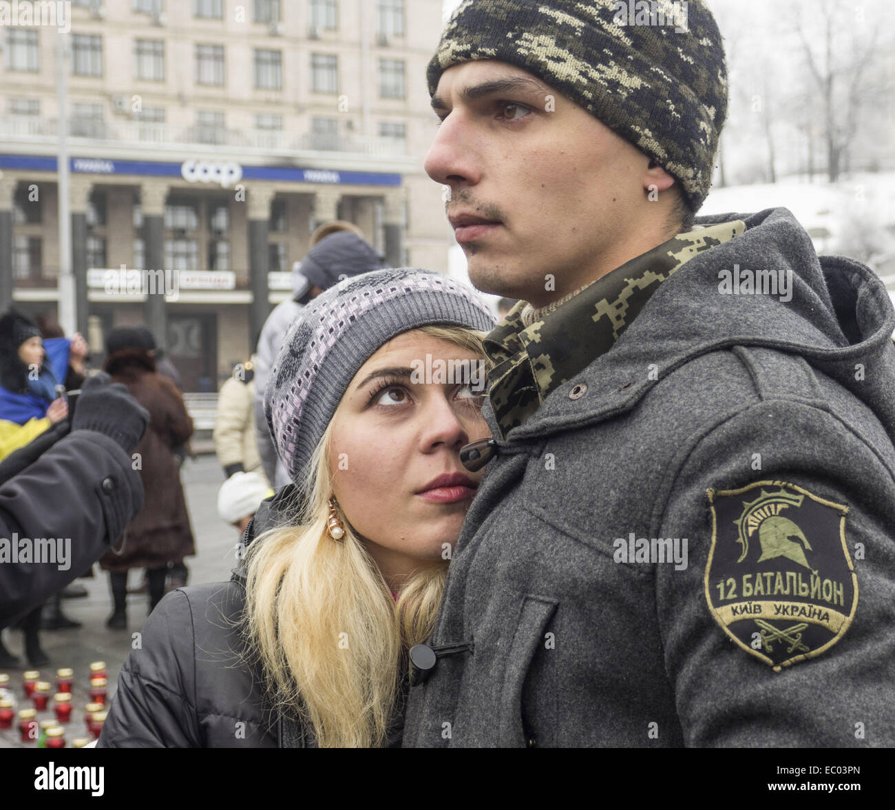 Kiew, Ukraine. 6. Dezember 2014. Eine Mädchen liegt den Kopf auf die Brust ihres Freundes, ein Soldat aus dem freiwilligen 12. Bataillon, in Kiews Unabhängigkeitsplatz. Mehr als 100 Soldaten von der territorialen Verteidigung Bataillon, die '' Kiew-12'' heute, als Helden empfangen marschierten. © Igor Golovniov/ZUMA Draht/Alamy Live-Nachrichten Stockfoto