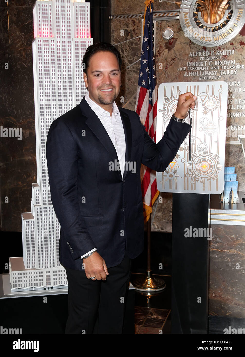Leuchtet auf dem Empire State Building rot, weiß und grün, "The National Italian Foundation Mission und pädagogische Programme" zu feiern, ehemaliger professioneller Baseballspieler Mike Piazza Featuring: Mike Piazza wo: NYC, New York, Vereinigte Staaten von Amerika bei: 03 Stockfoto