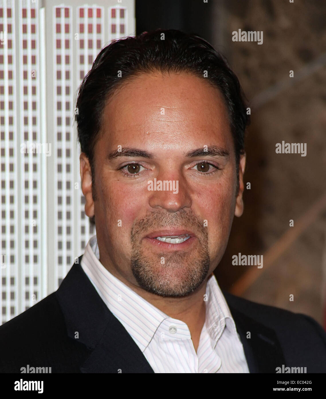Leuchtet auf dem Empire State Building rot, weiß und grün, "The National Italian Foundation Mission und pädagogische Programme" zu feiern, ehemaliger professioneller Baseballspieler Mike Piazza Featuring: Mike Piazza wo: NYC, New York, Vereinigte Staaten von Amerika bei: 03 Stockfoto