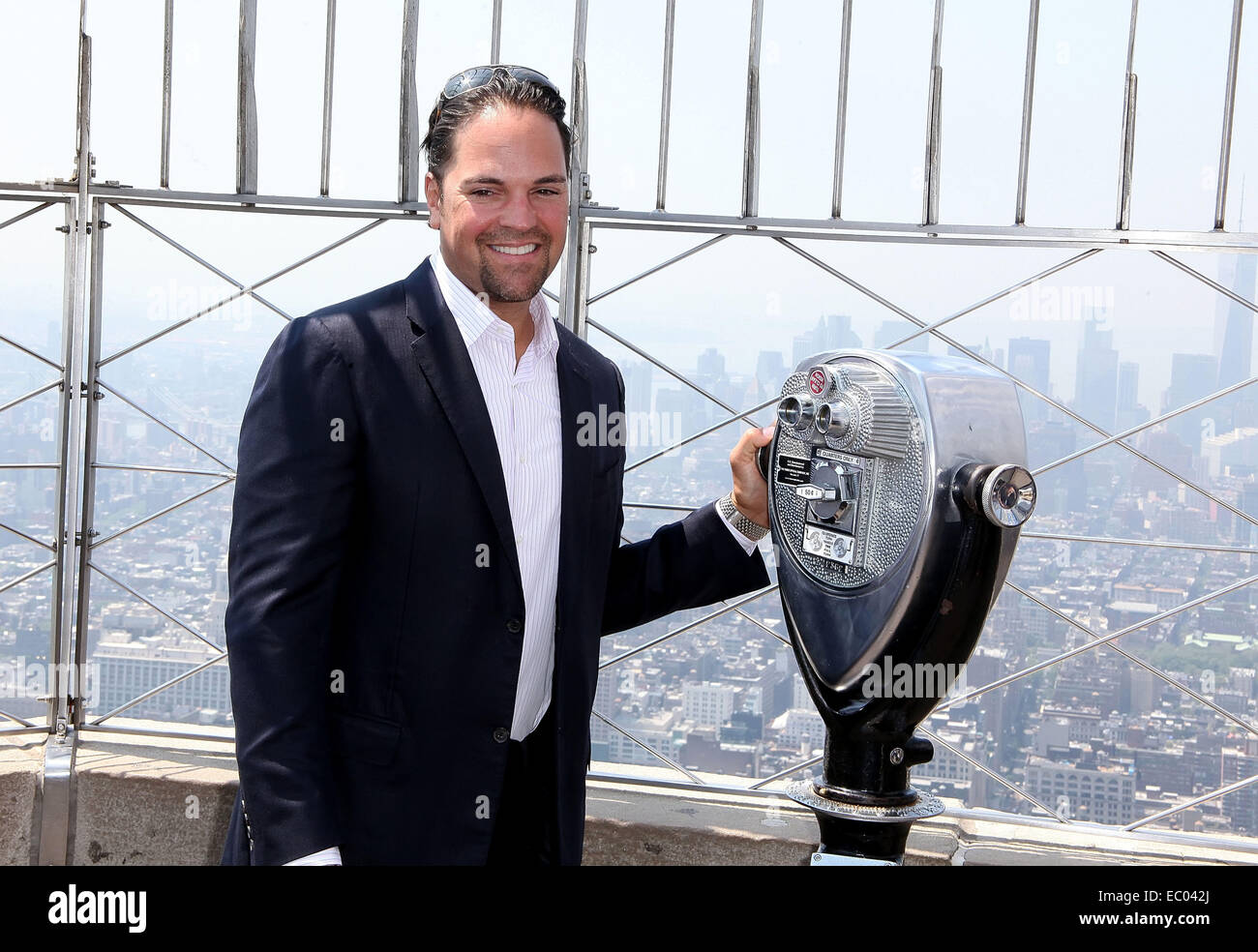 Leuchtet auf dem Empire State Building rot, weiß und grün, "The National Italian Foundation Mission und pädagogische Programme" zu feiern, ehemaliger professioneller Baseballspieler Mike Piazza Featuring: Mike Piazza wo: NYC, New York, Vereinigte Staaten von Amerika bei: 03 Stockfoto