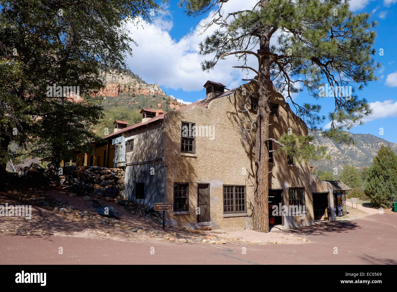 Der Apfel Verpackung Schuppen im alten Obstgarten und Farm, auf der Slide Rock State Park im Oak Creek Canyon, Arizona, USA. Stockfoto