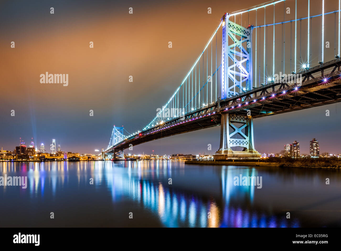 Ben Franklin Bridge und Philadelphia Skyline bei Nacht von Camden über den Delaware River aus gesehen Stockfoto