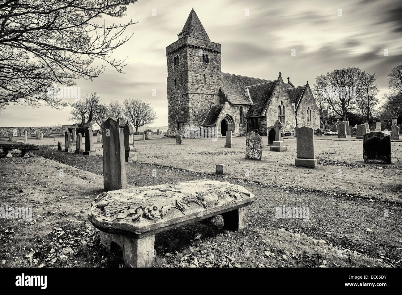 Hinter der Pfarrkirche und Friedhof (Kirkyard) in East Lothian, Schottland. Stockfoto