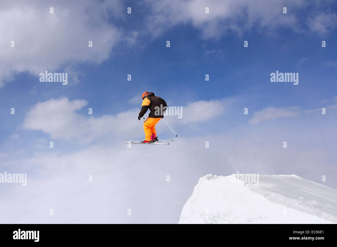 Extreme Jumping Skifahrer am im Hochsprung Stockfoto