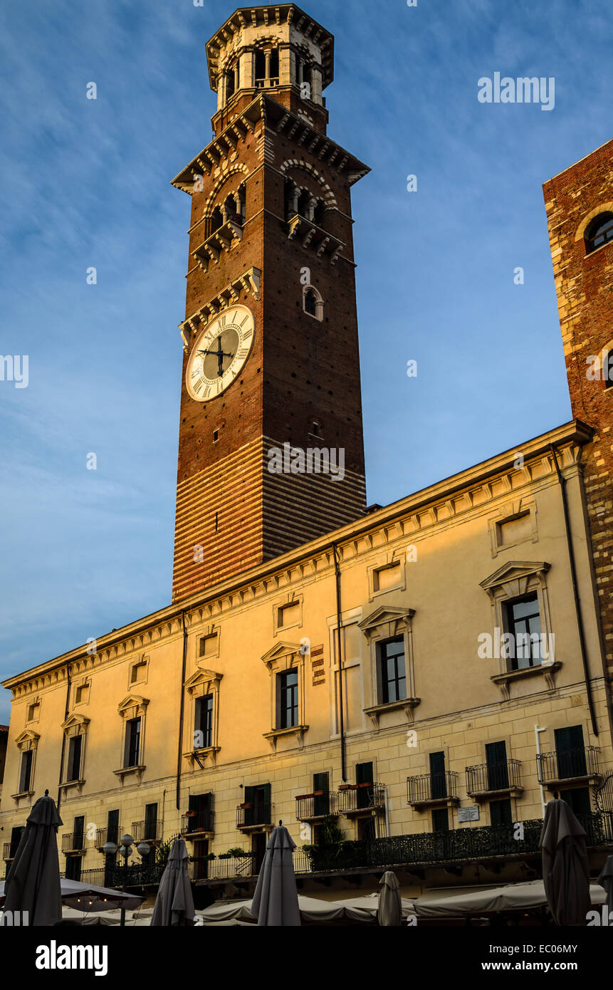 eine schöne Aussicht auf Lamberti-Turm in der Stadt Verona, Italien. Stockfoto