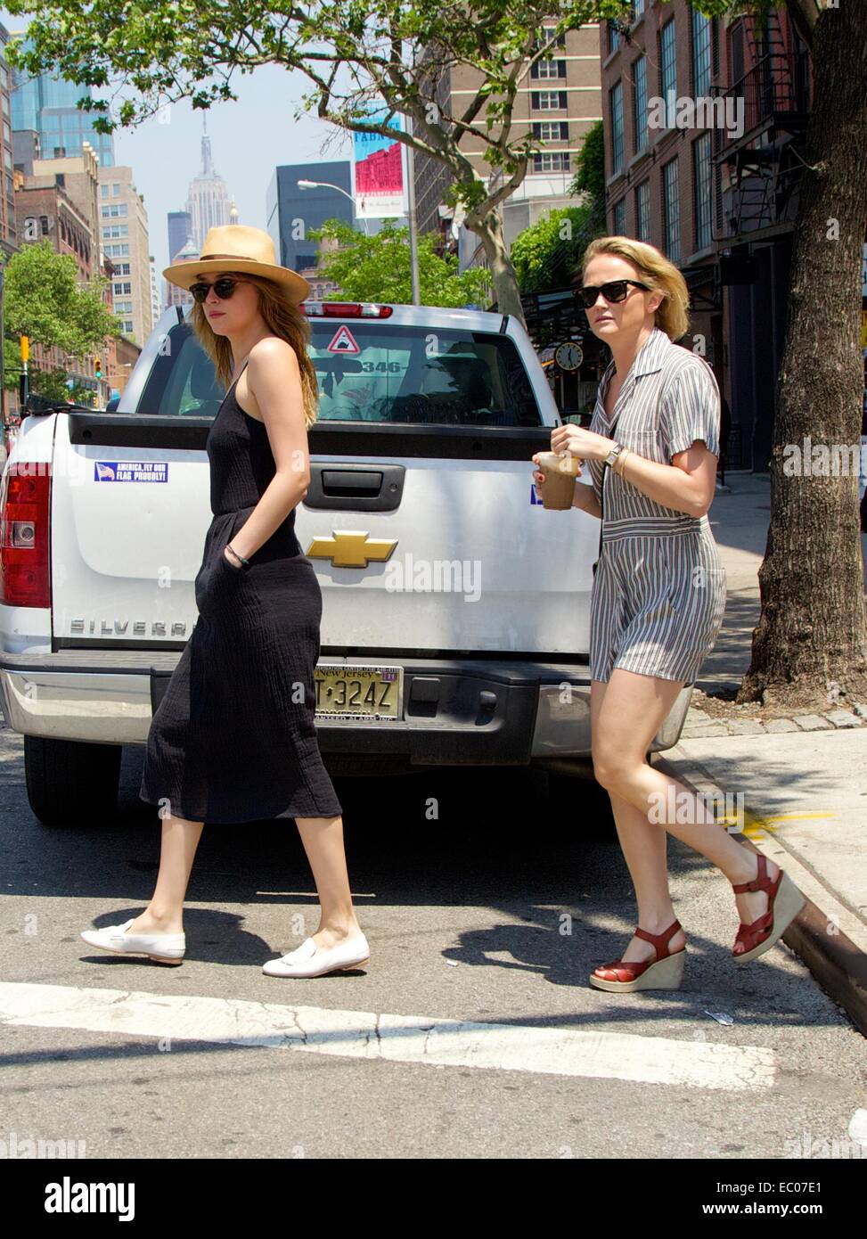 Dakota Johnson Packt Ein Kaltes Getrank Wahrend Des Gehens Im East Village Mit Einem Freund Featuring Dakota Johnson Wo New York City New York Usa Bei 3 Juni 2014 Stockfotografie Alamy