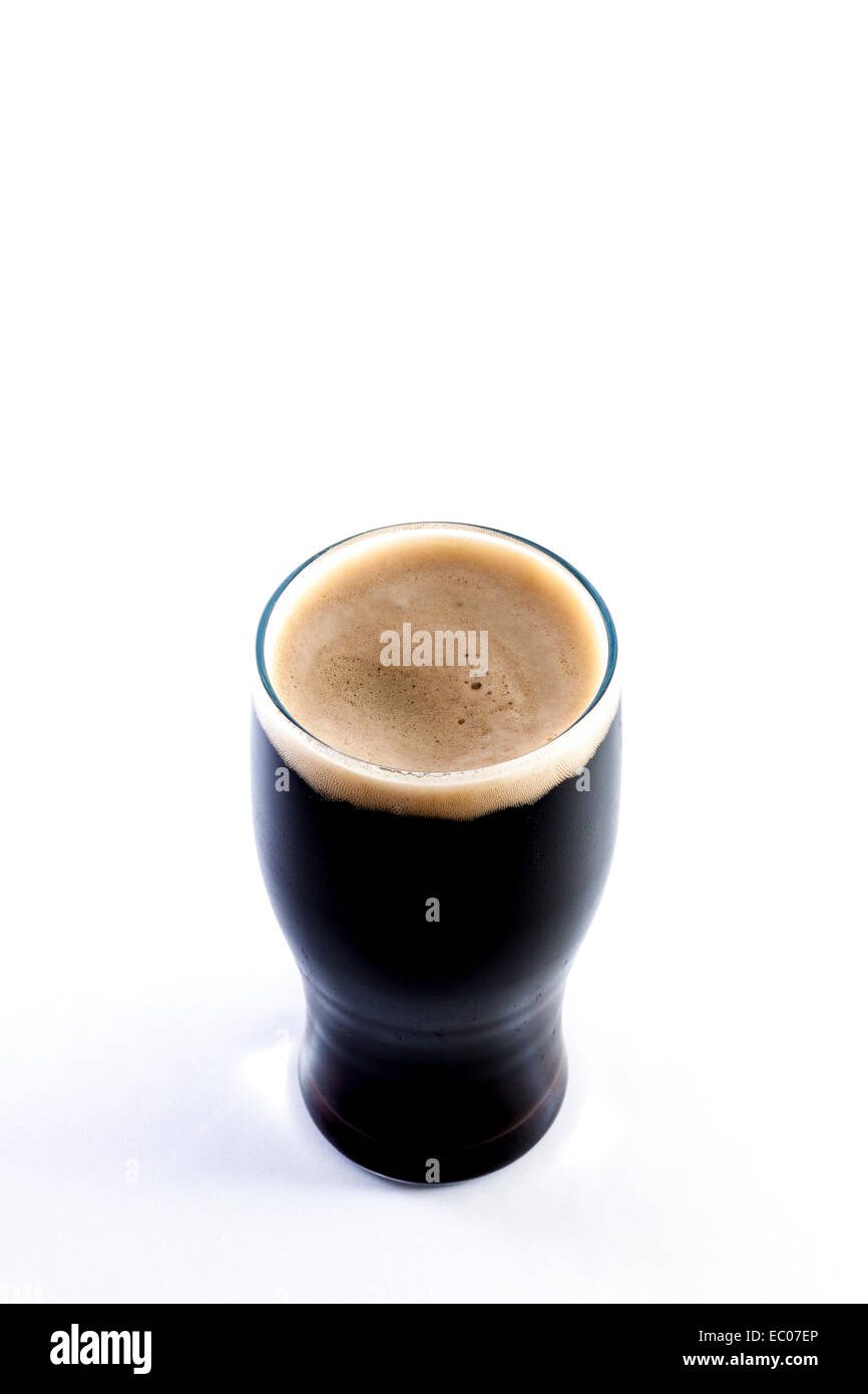 Pint Glas Stout vor einem weißen Hintergrund mit Platz für Kopie Stockfoto