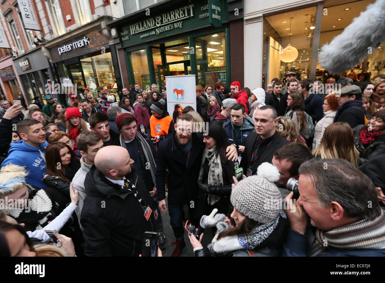 Dublin, Irland. 6. Dezember 2014. Bild der irischen UFC star Conor McGregor umgeben von Fans auf Dublins Grafton Street. McGregor posiert für Fotos mit Hunderten von irischen Fans vor einer Veranstaltung um sich seinen neuen Dokumentarfilm dvd im HMV. Bildnachweis: Brendan Donnelly/Alamy Live-Nachrichten Stockfoto