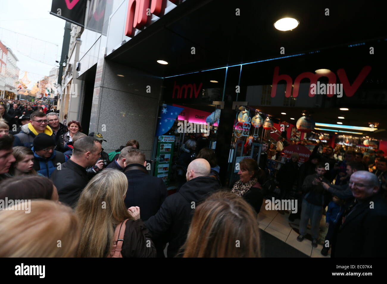 Dublin, Irland. 6. Dezember 2014. Bild der irischen UFC Sterne Conor McGregor auf dem Weg ins Musik-Einzelhändler HMV auf der Grafton Street, an einer Veranstaltung teilzunehmen um sich seinen neuen Dokumentarfilm dvd mit dem Titel "Berüchtigt". Bildnachweis: Brendan Donnelly/Alamy Live-Nachrichten Stockfoto