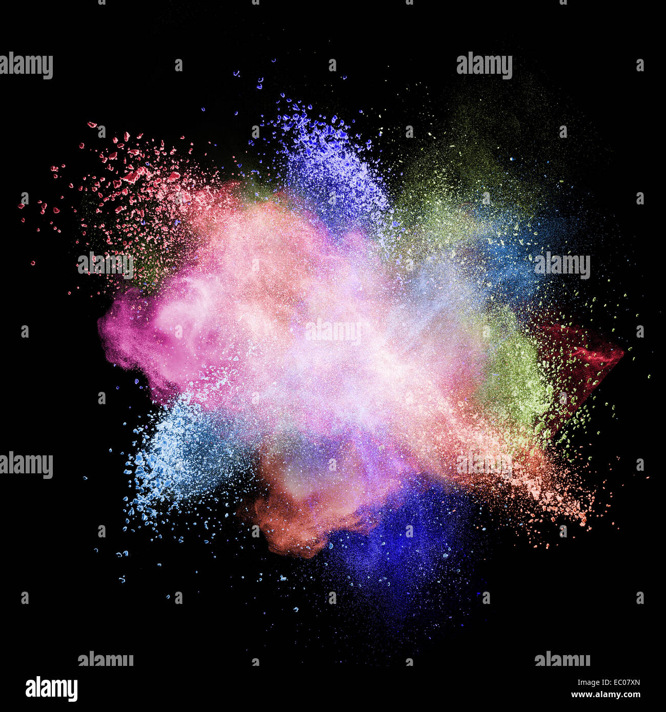 Farbe-Pulver-Explosion auf schwarzem Hintergrund isoliert Stockfoto