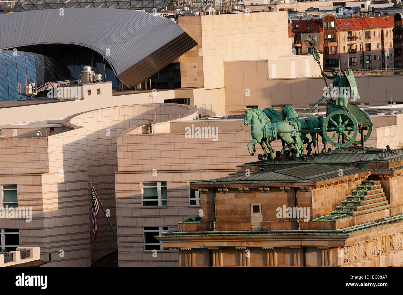 Brandenburger Tor und US-Botschaft aus dem Reichstagsgebäude. Stockfoto