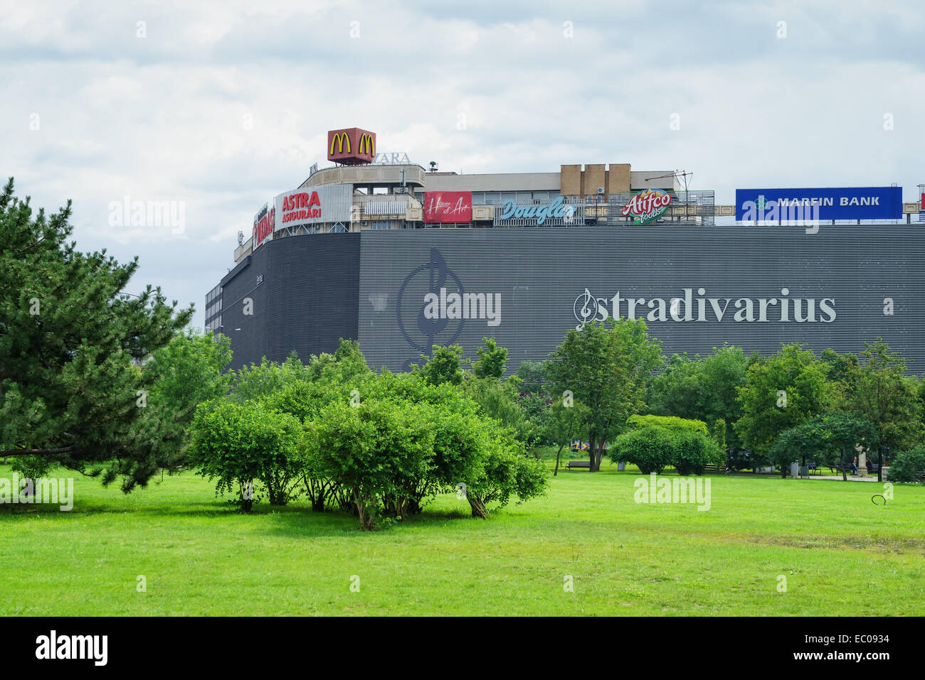 Unirea Einkaufszentrum (Mall) mit dem Stradivari-laden in Bukarest, Rumänien. Stockfoto