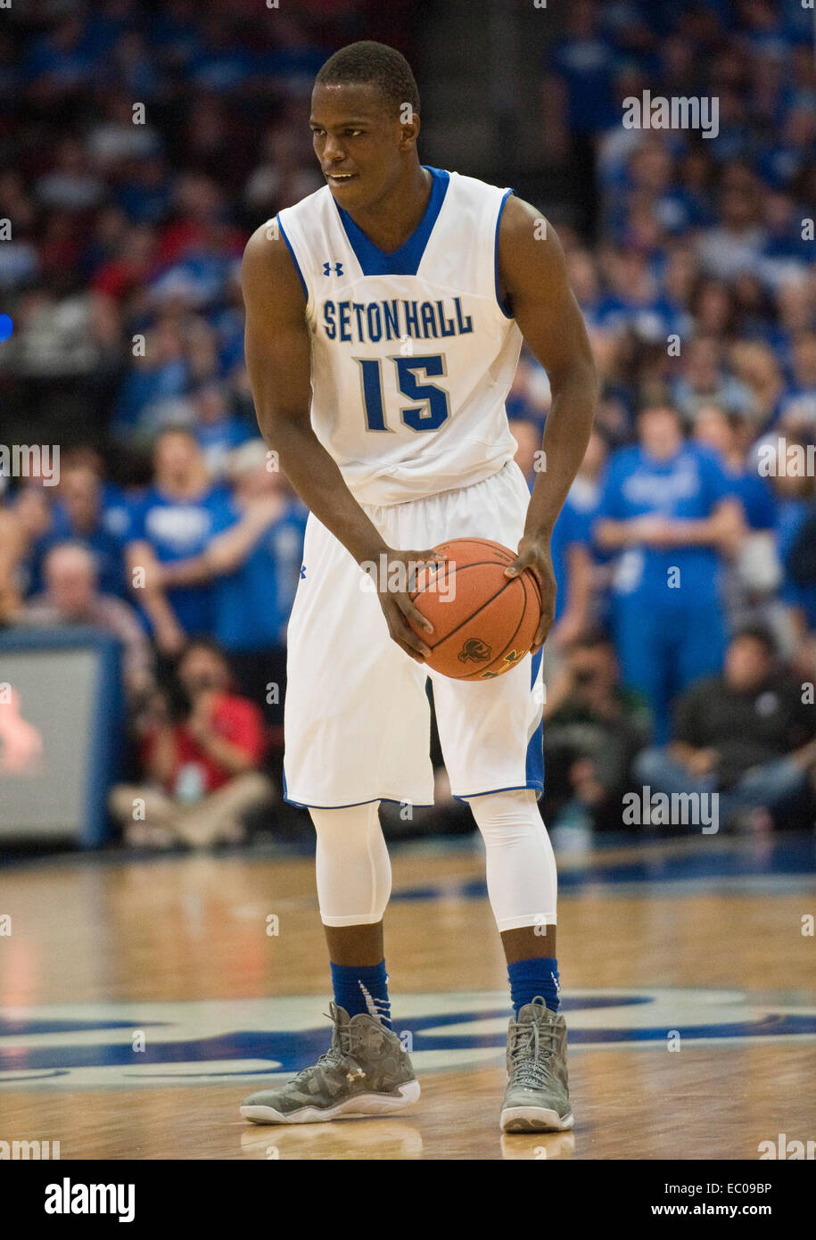 Newark, New Jersey, USA. 6. Dezember 2014. Seton Hall Wache Jesaja Whitehead (15) mit dem Ball in der zweiten Hälfte fertig mit 25 Punkten während der Garden State Hartholz Classic zwischen der Seton Hall Pirates und der Rutgers Scarlet Knights im Prudential Center in Newark, New Jersey. Seton Hall besiegt Rutgers 81-54. Bildnachweis: Csm/Alamy Live-Nachrichten Stockfoto