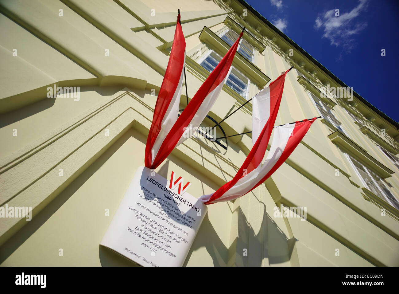 Roten und weißen Fahnen markiert einen historischen Standort in der Hofburg, Wien, Österreich. Stockfoto