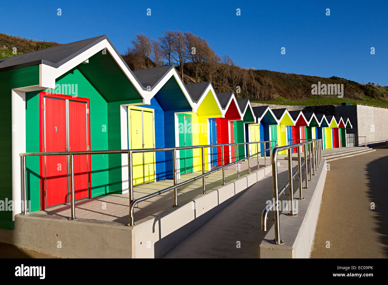 Strandhütten und Rollstuhlrampe, Barry Island, Wales, UK Stockfoto