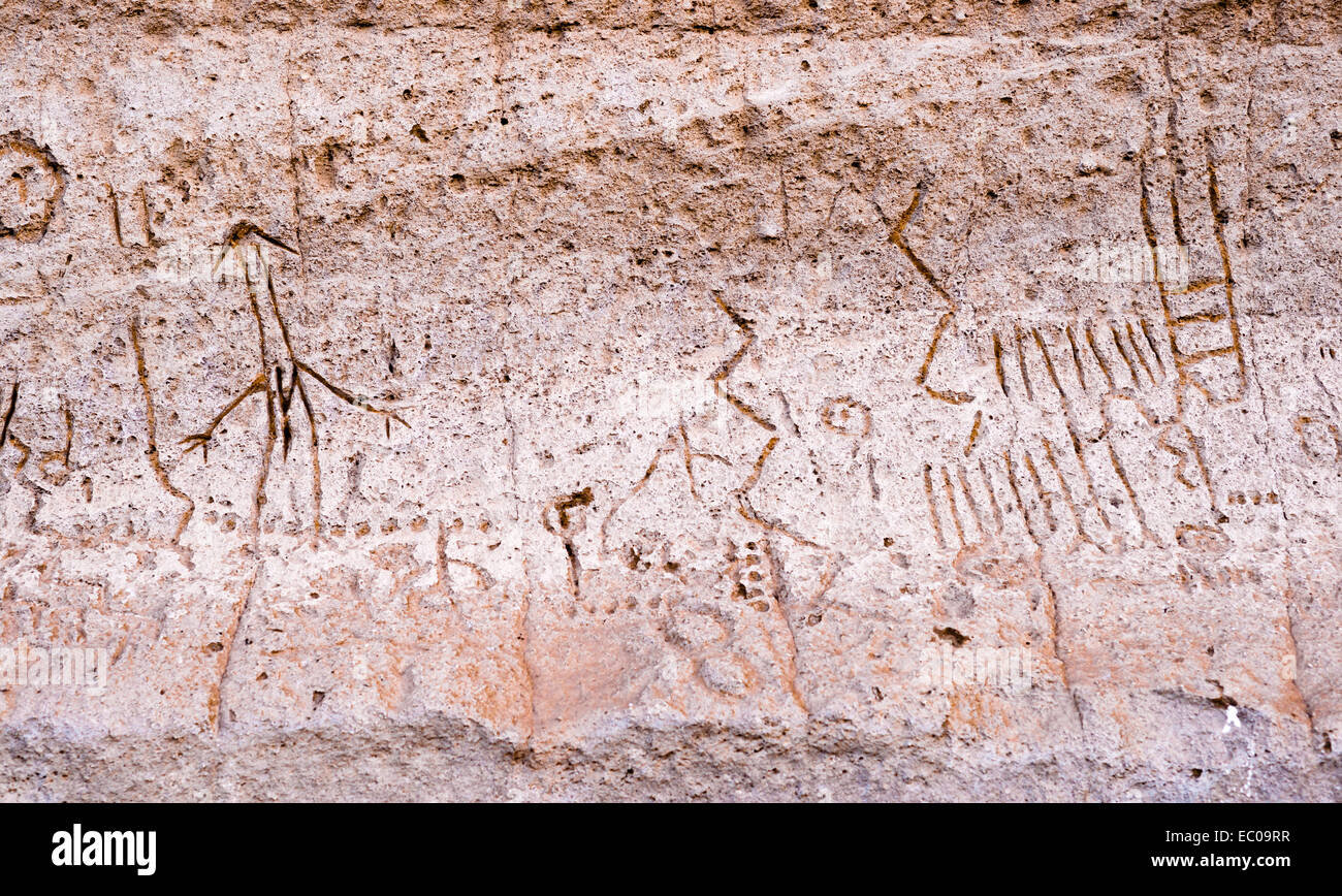 Geschnitzte Petroglyphen und bemalten Piktogramme auf der Felswand. Alle des Denkmals? Rock Bilder befindet sich in der traditionellen te Stockfoto