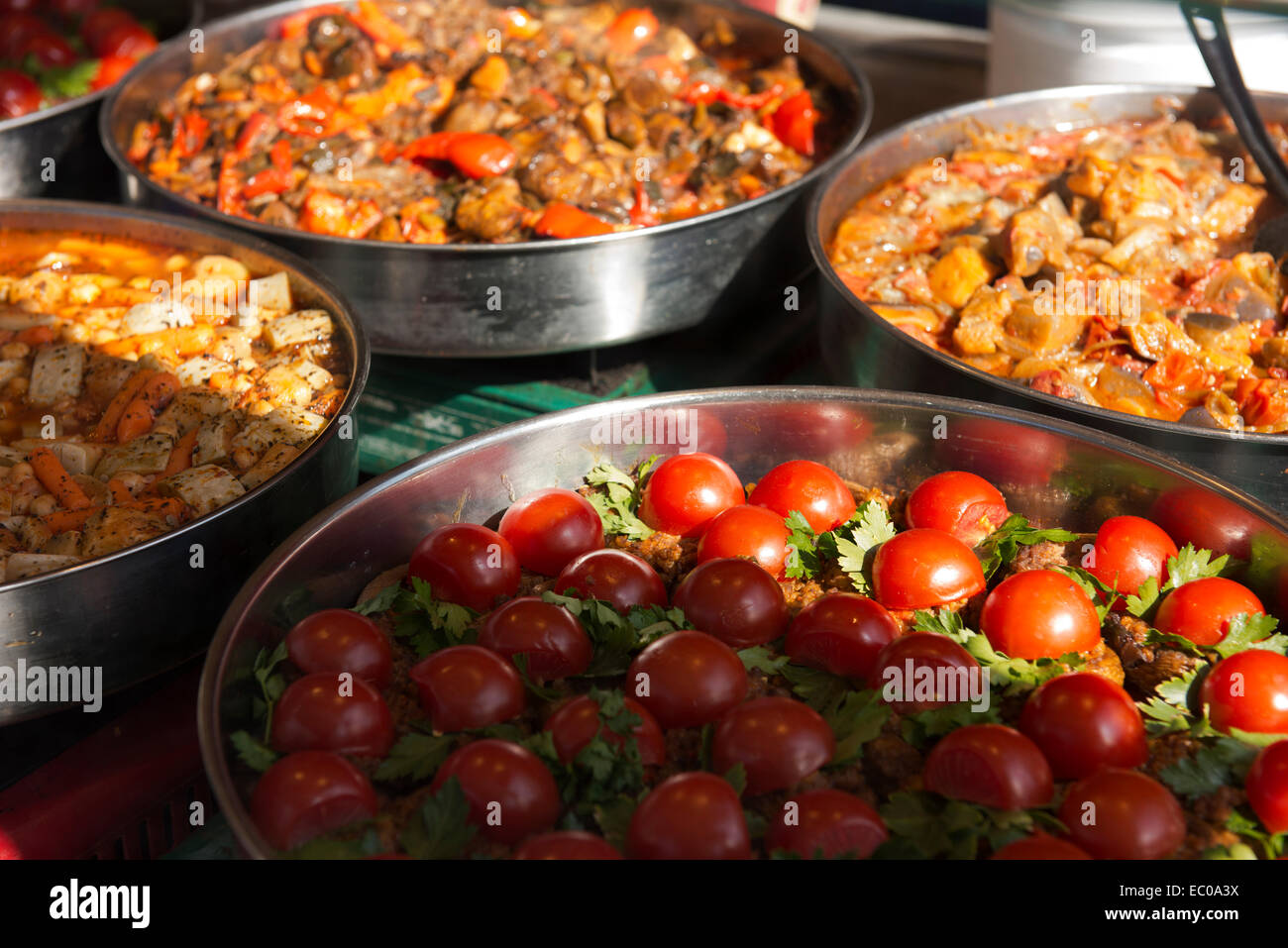 Zubereitete Speisen zum Verkauf auf dem Hackeschen Markt. Stockfoto