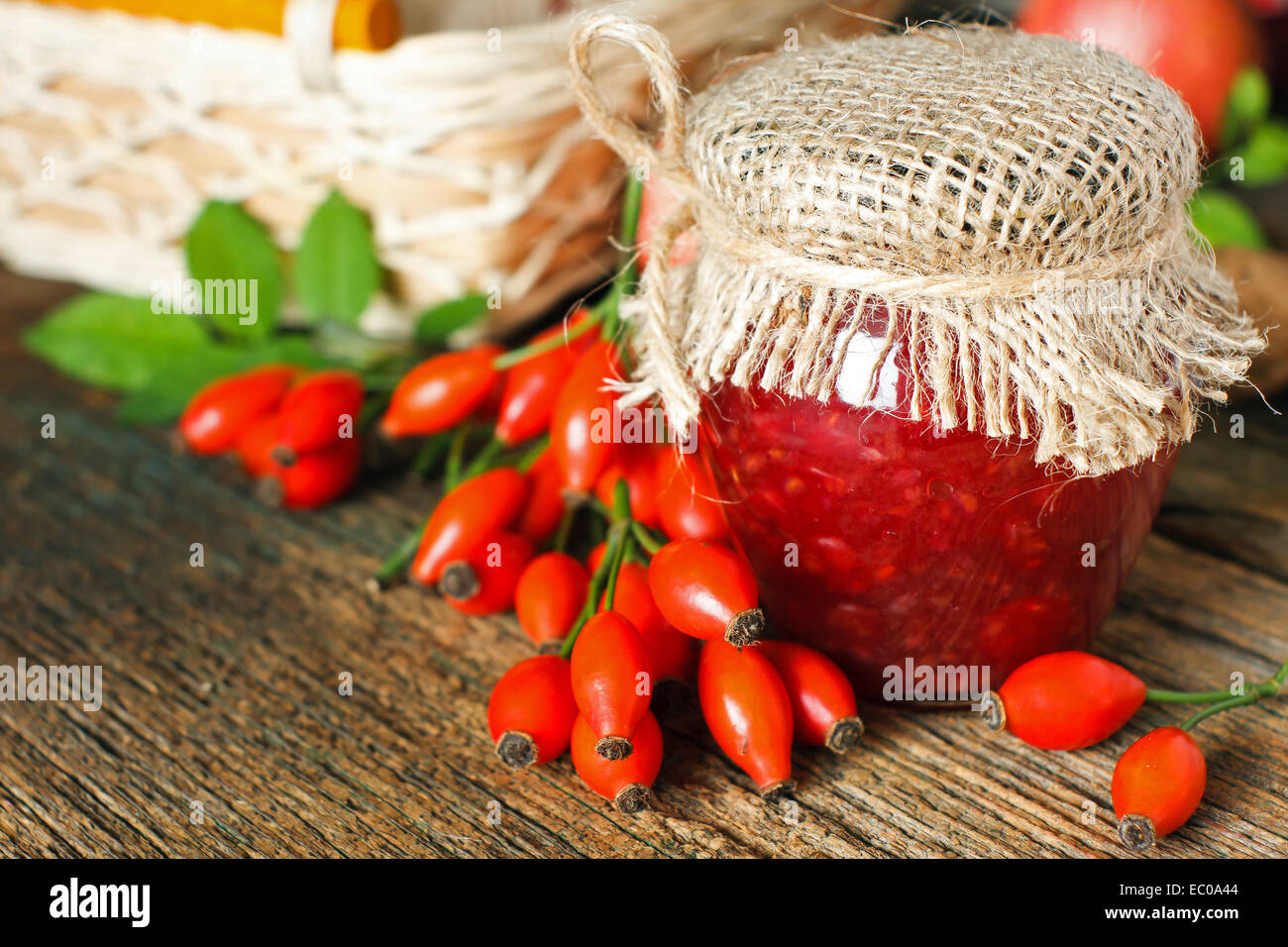 Marmelade mit Hagebutten auf Holztisch Stockfoto