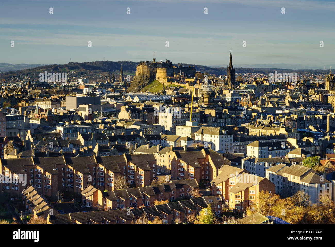 Ein Blick über die Dächer von Edinburgh, Schottland, von Arthurs Seat mit Blick auf die Burg. Stockfoto