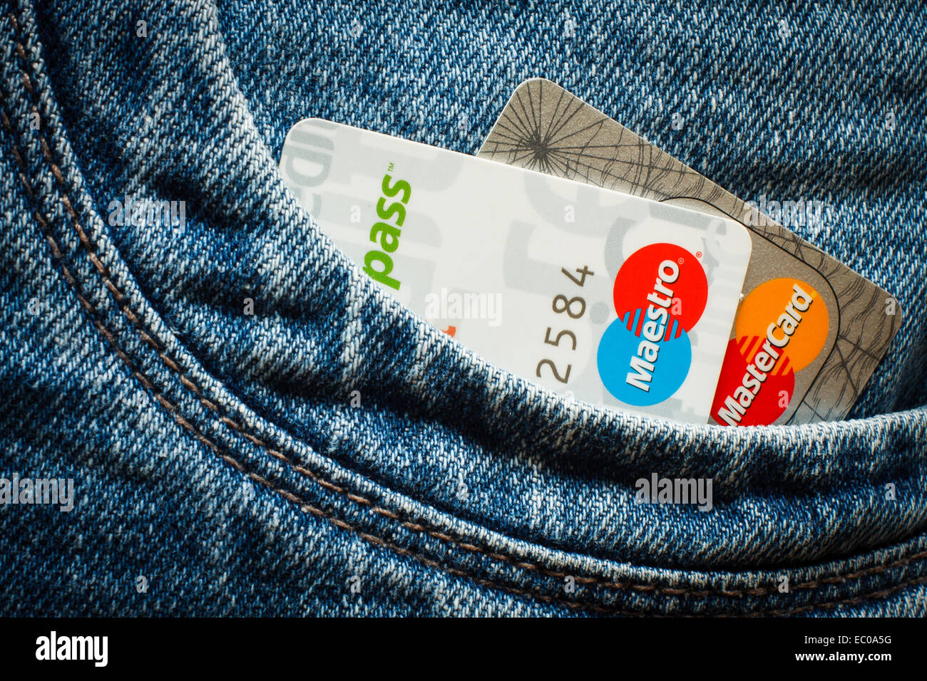 DANZIG, POLEN - 16. APRIL 2014. Kreditkarten mit Paypass-Technologie. Nur zur redaktionellen Verwendung Stockfoto
