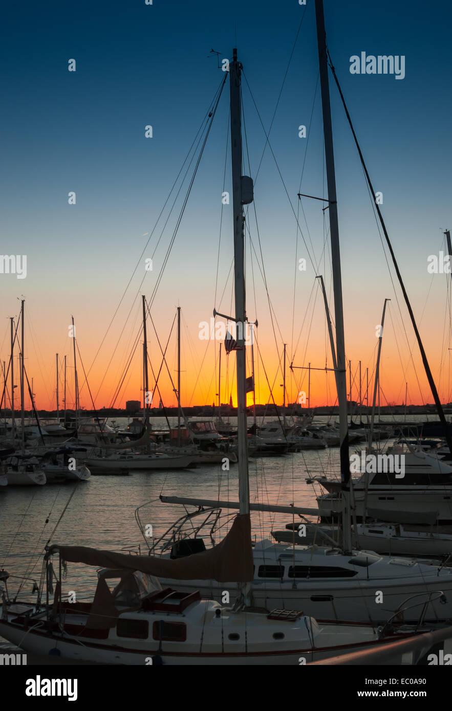 Sonnenuntergang fällt über Boote verankert in einer Marina in Charleston Stockfoto