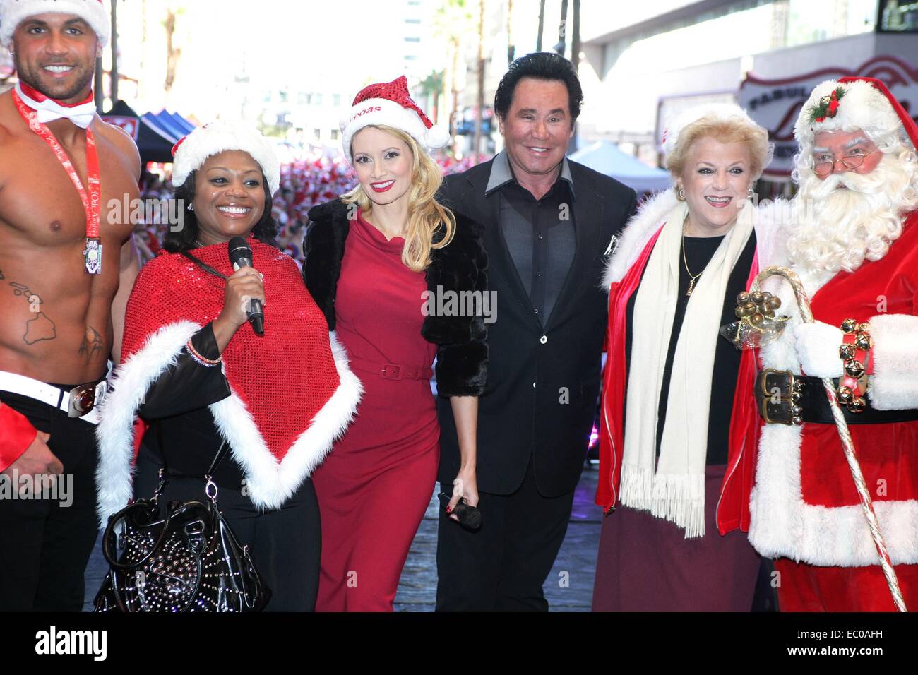 Las Vegas, NV, USA. 6. Dezember 2014. Matt Marshall von den Chippendales, Holly Madison, Wayne Newton, Carolyn Goodman in Anwesenheit für große Santa Run Spendenaktion für Gelegenheit Dorf, Las Vegas, NV 6. Dezember 2014. Bildnachweis: James Atoa/Everett Collection/Alamy Live-Nachrichten Stockfoto