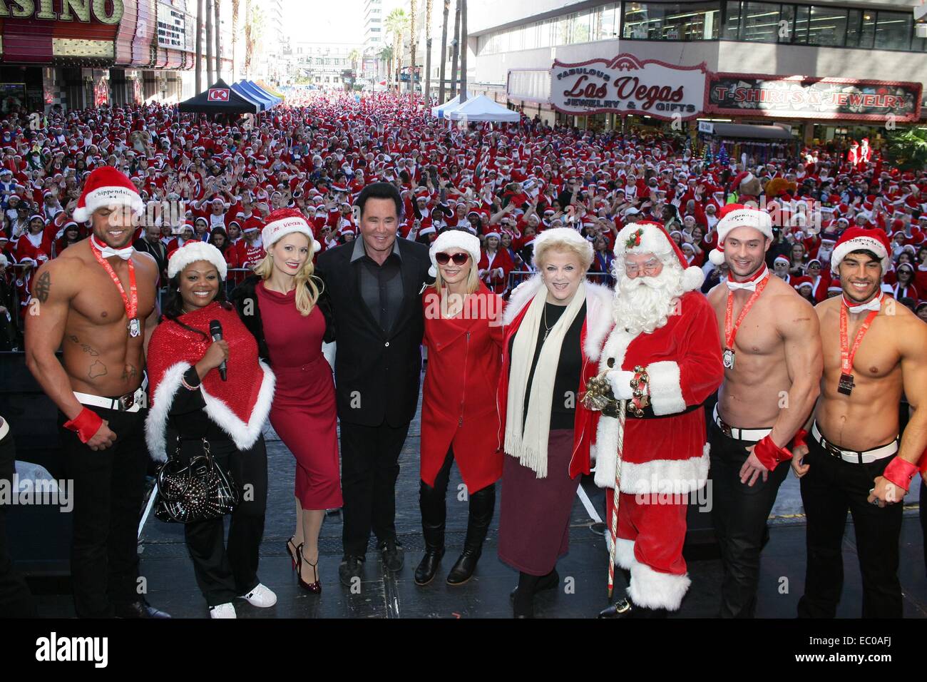 Las Vegas, NV, USA. 6. Dezember 2014. Chippendales, Holly Madison, Wayne Newton, Carolyn Goodman in Anwesenheit für große Santa Run Spendenaktion für Gelegenheit Dorf, Las Vegas, NV 6. Dezember 2014. Bildnachweis: James Atoa/Everett Collection/Alamy Live-Nachrichten Stockfoto