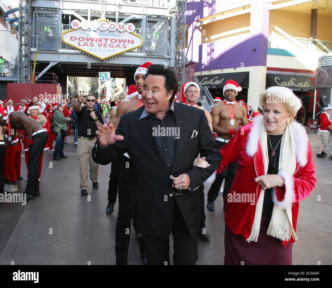 Las Vegas, NV, USA. 6. Dezember 2014. Wayne Newton, Carolyn Goodman in Anwesenheit für große Santa Run Spendenaktion für Gelegenheit Dorf, Las Vegas, NV 6. Dezember 2014. Bildnachweis: James Atoa/Everett Collection/Alamy Live-Nachrichten Stockfoto