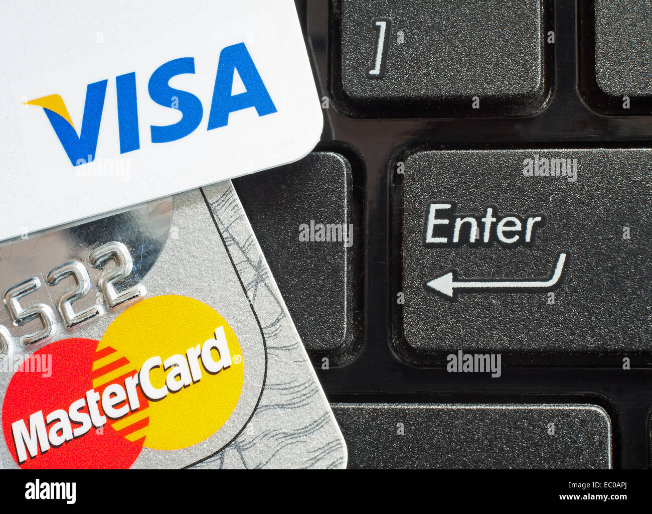 DANZIG, POLEN - 10. JULI 2014. Visacard und Mastercard Karte auf der Notebook-Tastatur. Nur zur redaktionellen Verwendung Stockfoto