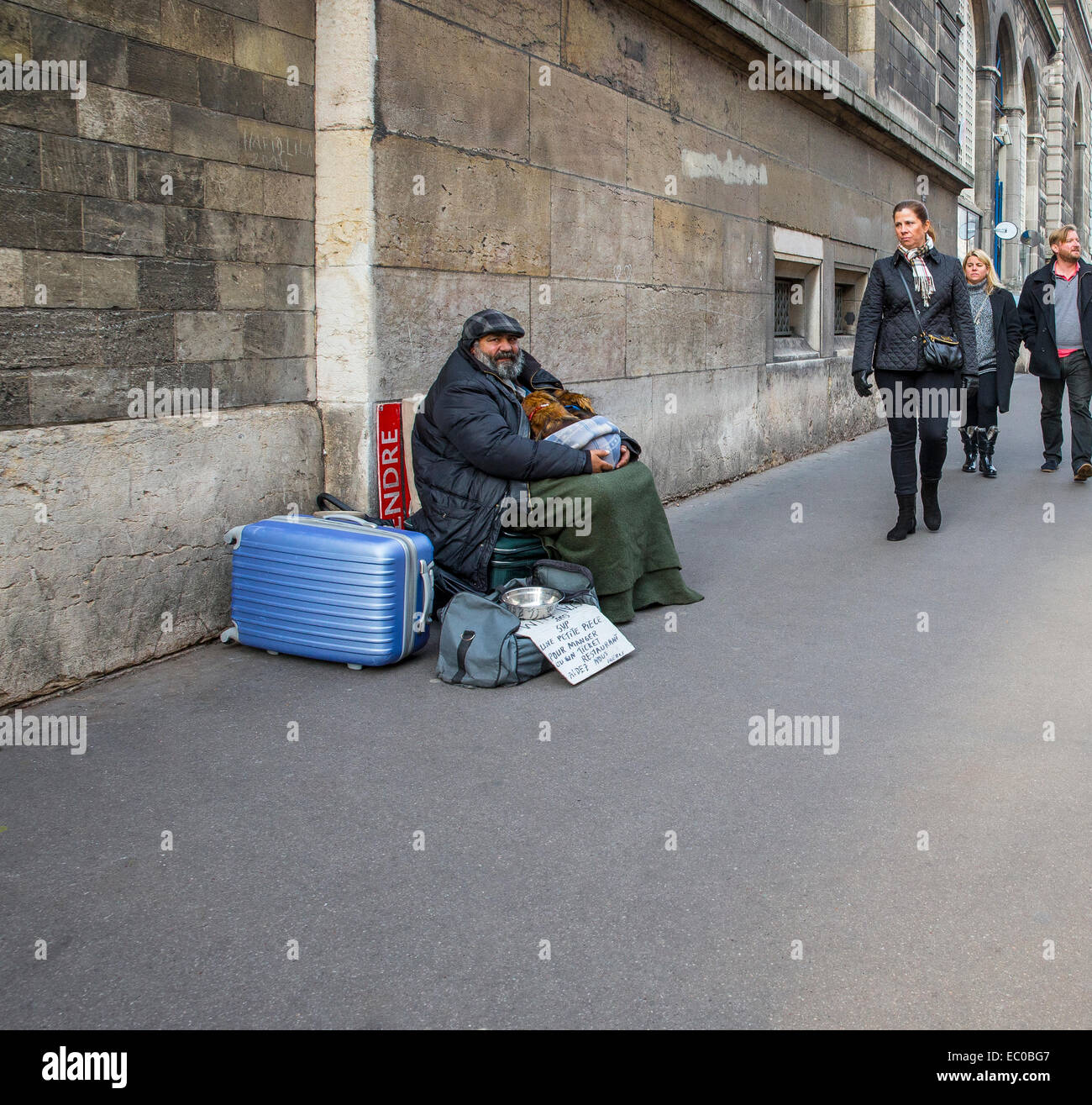 Obdachloser betteln Straße Bettler Passanten Stockfoto